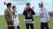 《极限挑战宝藏行》张彬彬和何洛洛蹭不到秦昊的伞后,手动做伞的模样给自己挡雨